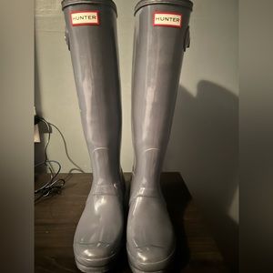 Hunter grey rain boots & white Hunter boot socks. Size 8